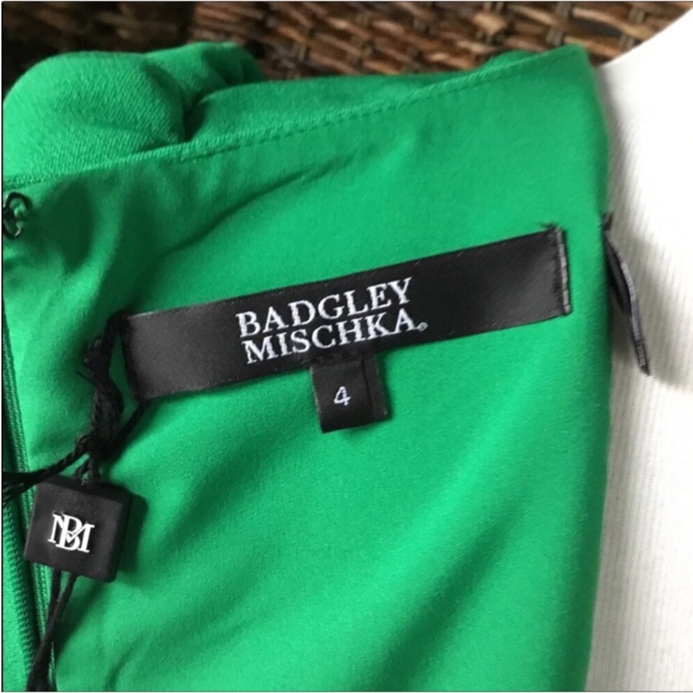 BADGLEY MISCHKA NWT GREEN SHORT SKEEVE DRESS BACK ZIP SHOULDER BUTTONS DETAIL - Picture 9 of 12
